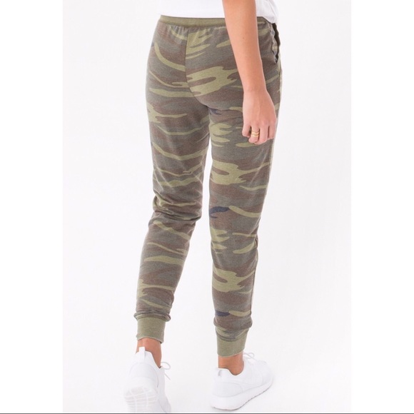 ✨SOLD OUT✨Z Supply Camo Jogger Pant - Picture 2 of 6